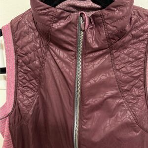 Lululemon Rebel Runner Vest Petal Camo Embossed /Hyper Stripe in Bordeaux.